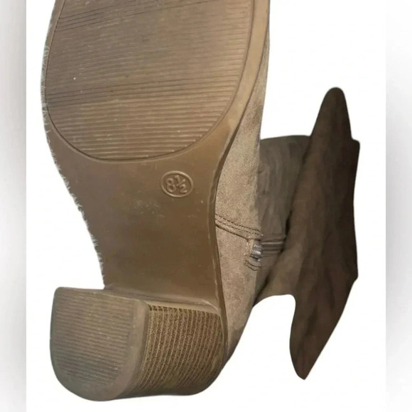 Size 8.5 Boots - Picture 4 of 8